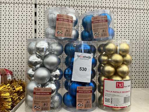 Party der Weihnachtskugeln.