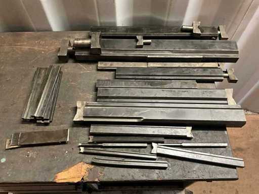 Diverse spie steekmessen en houders voor steekbank