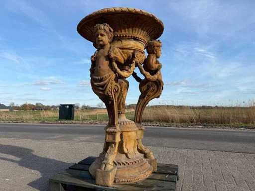 Blumenvase mit Putti