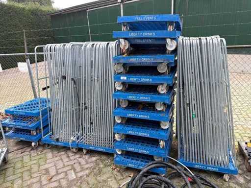 Partia wozów transportowych