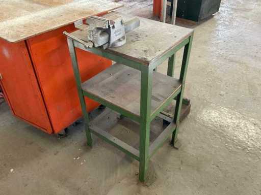 Arbeitstisch mit Schraubstock