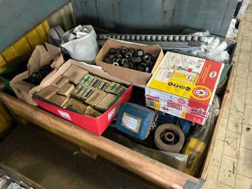 Stock d’accessoires, de pièces détachées et de stocks d’entrepôt