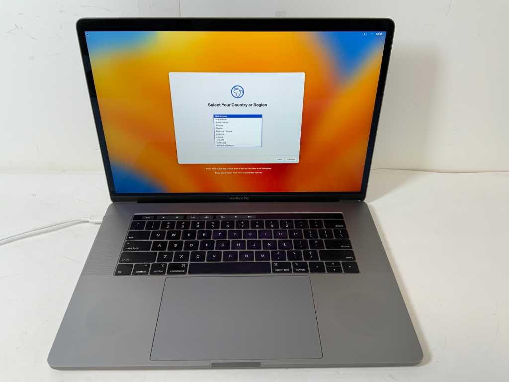 Apple MacBook Pro 15.4”, Core(TM) i7 9th Gen, 32 GB RAM, 500 GB NVMe, AMD Radeon Pro 555X 4 GB Laptop