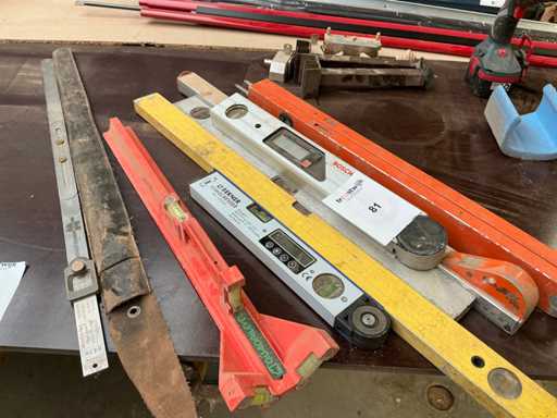 Diverse hoekmeters en waterpassen