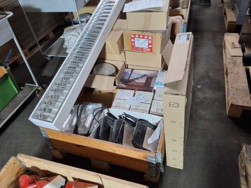   Palette mit Elektromaterial Beleuchtungstechnik Popp + Helios + Hager