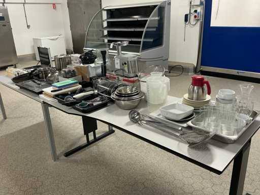 Batch of kitchen utensils