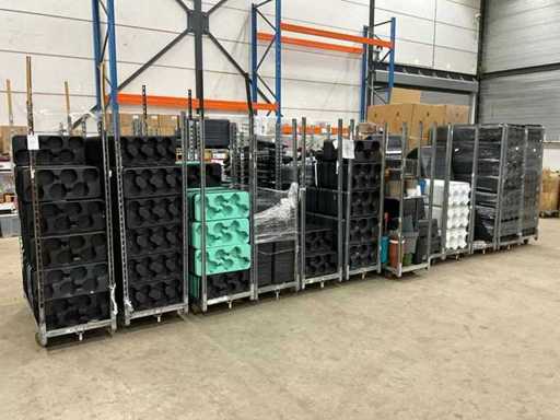 Partij plantentrays en mandjes