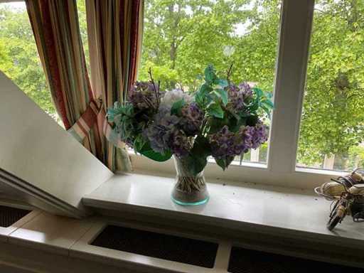 Kunstbloemen in vaas