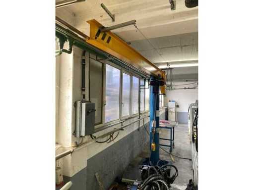 Pillar slewing crane