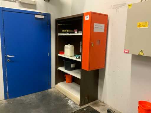 armoire d’entrepôt avec divers ustensiles de nettoyage