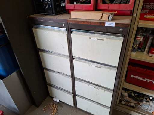 Kast met inhoud (2x)