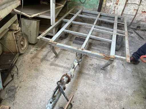 Lichte transporttrailer met kale chassis