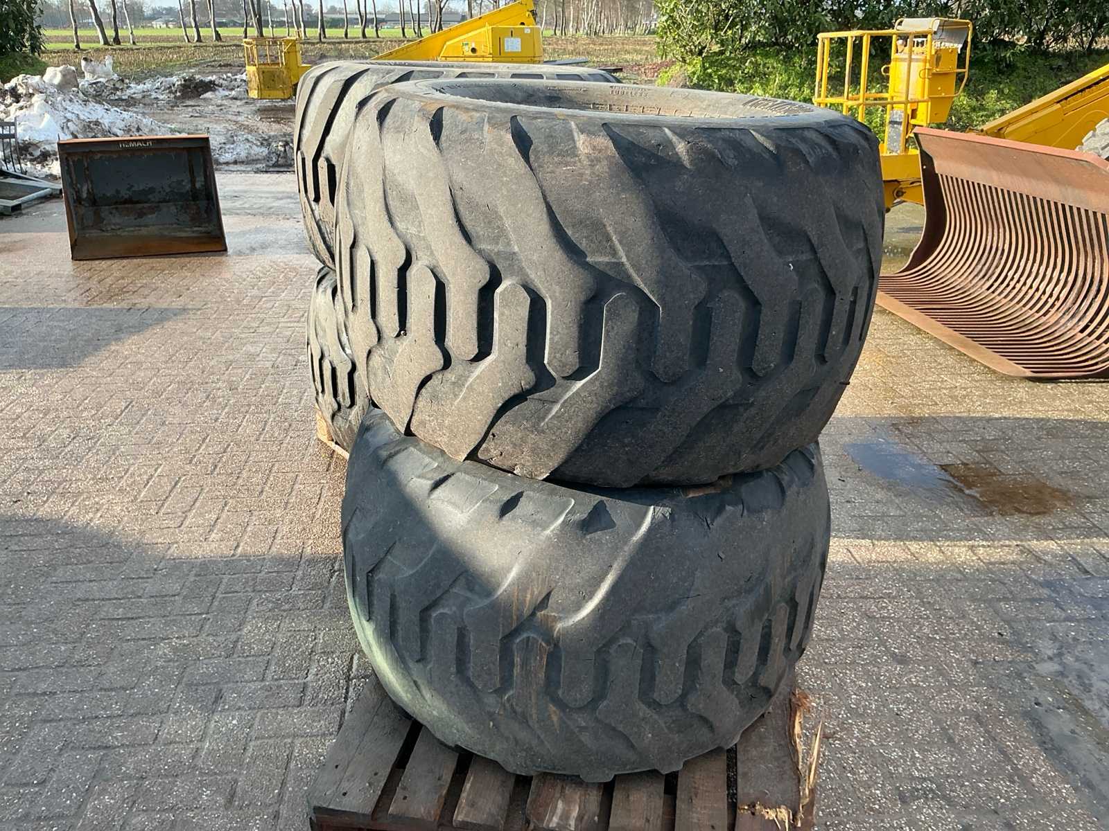 Trelleborg TWIH 423 Set of tyres with rim