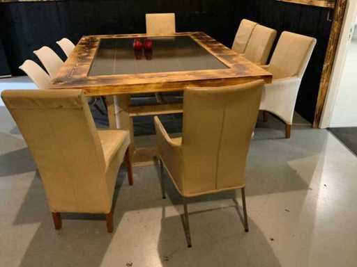 Table de cantine avec panneau solaire