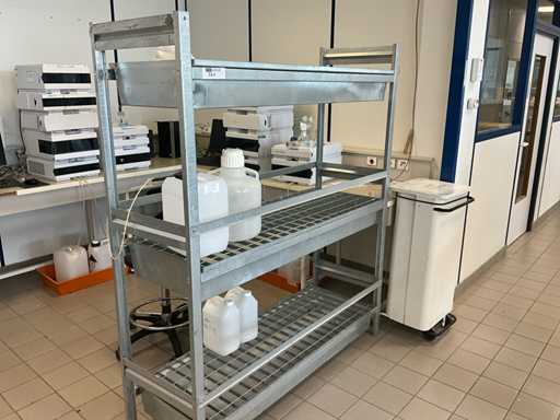 Etagère avec bacs de rétention