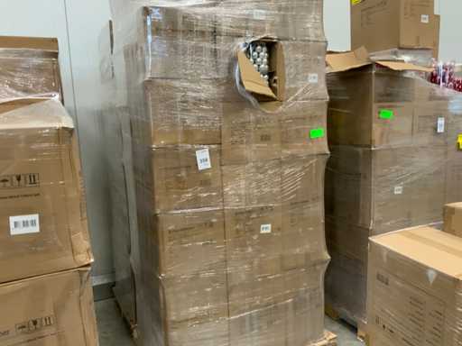 Christmas baubles on pallet (2x)