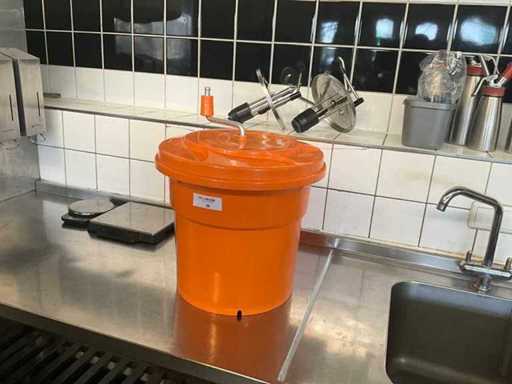 Lettuce dryer