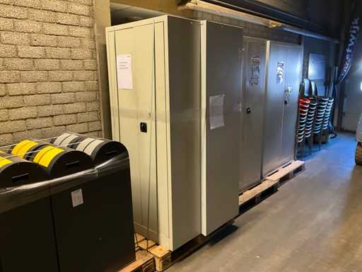 Zweitüriger Schrank (2x)