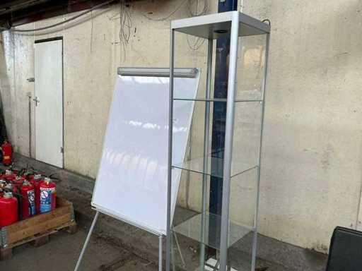 Tablica suchościeralna i gablota wystawowa