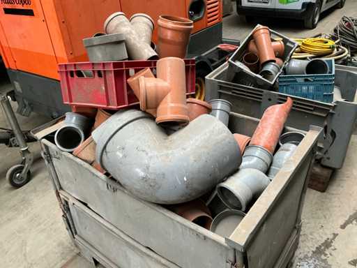 Verschiedene PVC-Biegungen und -Verbinder