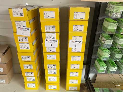 9 Schachteln mit Verschlussschrauben