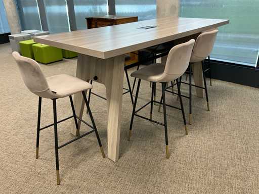 Stół barowy z stołkami barowymi