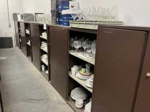 Grande quantité de vaisselle et verres variés,...