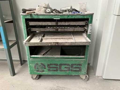 SGS Werkzeugwagen und Regal mit Inhalt, einschließlich 3M Malerband