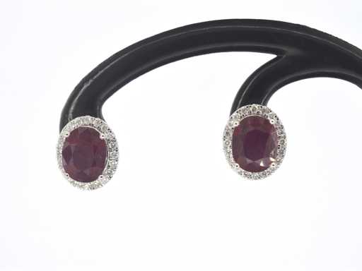 Boucles d’oreilles d’entourage en or blanc avec diamants et rubis