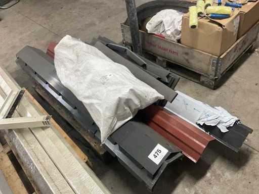 Vari profili metallici del tetto