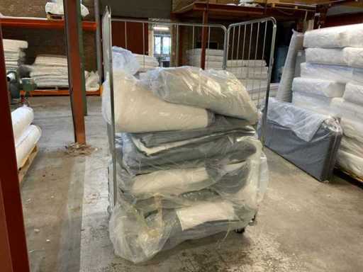 Carrello per il trasporto tessile che include varie scorte di coprimaterassi e coperture per materassi M-Line / MTF (2x)