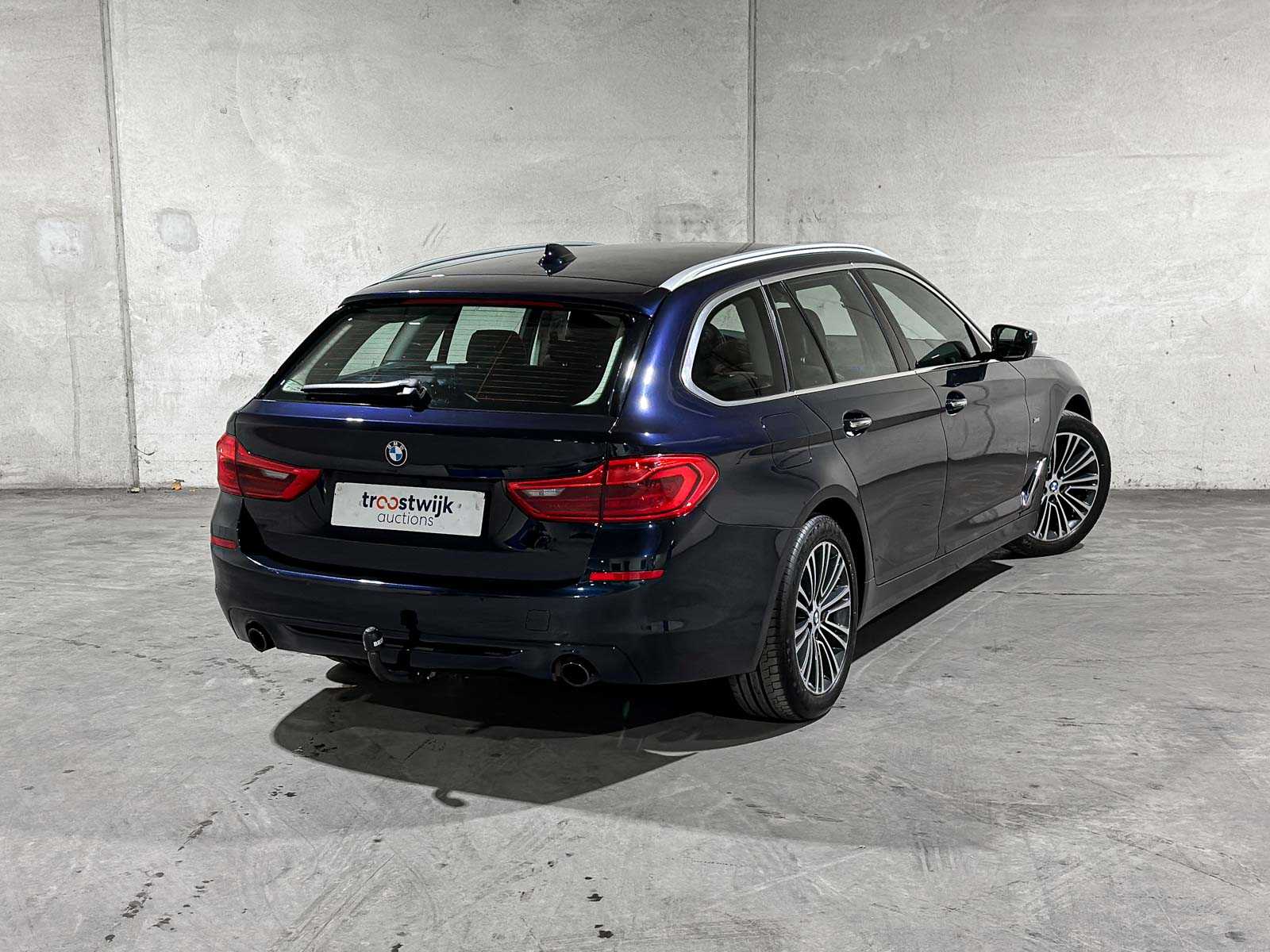 BMW 520i Touring High Executive Sport-Line 5-Series 184hp 2019, XG-208-V