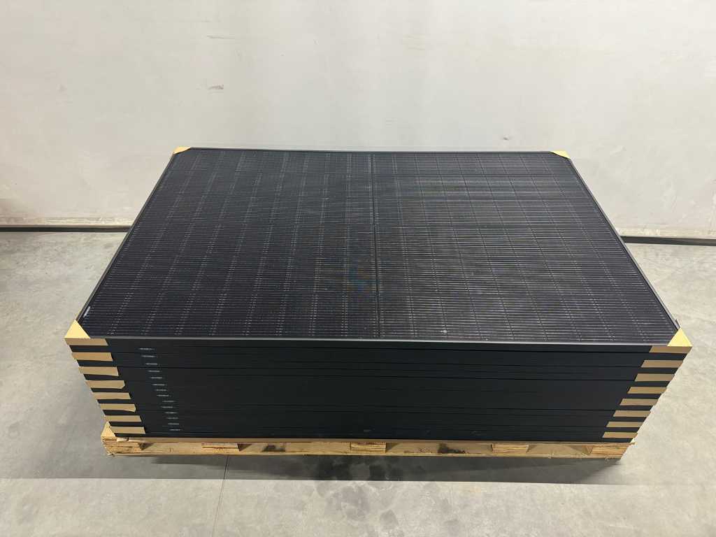 Set aus 14 komplett schwarzen Solarmodulen 420 Wp (insgesamt 5.880 Wp)