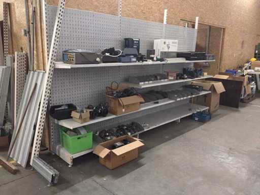 Ladenregale mit Inhalten