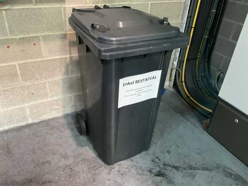 2 différents conteneurs à déchets EUROKRAFT