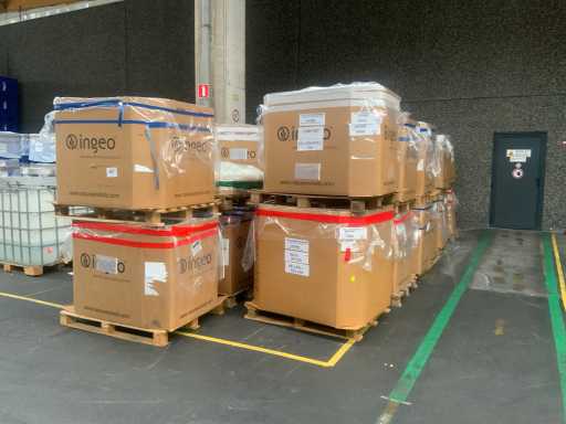 boîtes en carton avec déchets plastiques (25x)