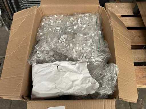 Charge von Preisschildklammern aus Plastik
