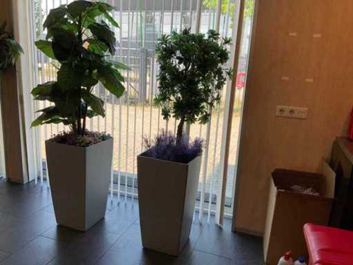 Plantă artificială în ghiveci