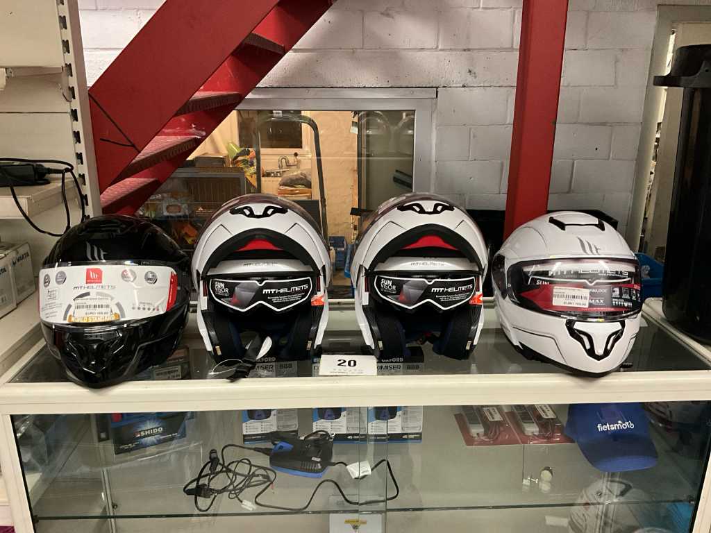 4 diverse motorhelmen MT Helmets, type ATOM