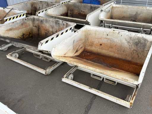   2 tipping containers