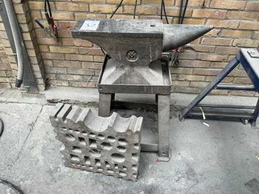 VM Anvil with hole block