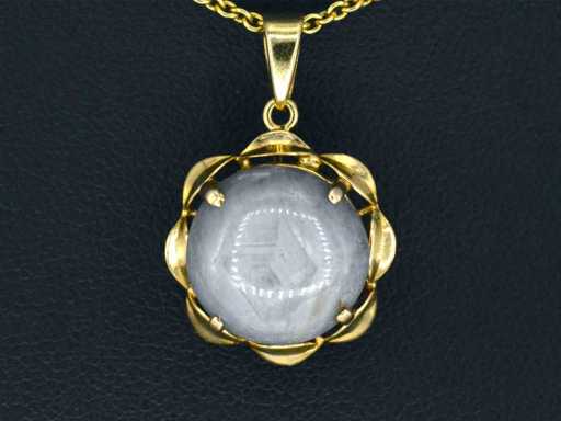 Goldener Anhänger mit einem Edelstein