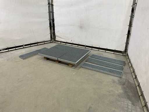 Treppenstufen und Gitterboden