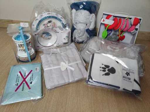 Babypakket Jongen 9 stuks - Maxi cosi dekentje - Dekentjes - Muziekcarrousel - Eetsetje - Boxspiraal - Handdoek - Pouch