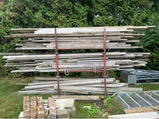 Lot de poutres, chevrons et profilés en bois