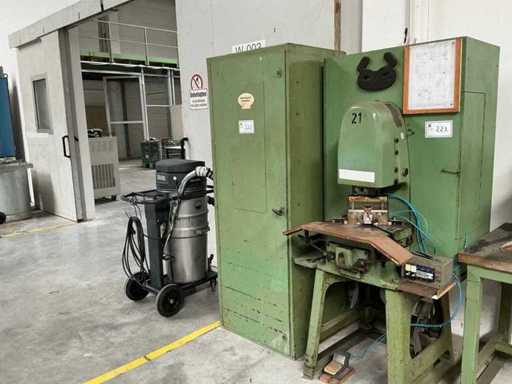 Armario de herramientas con contenido