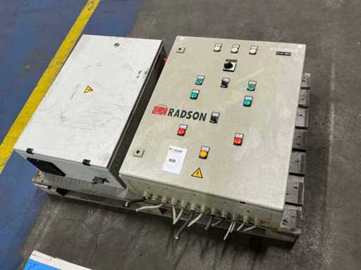 Schakelkast met inhoud (2x)