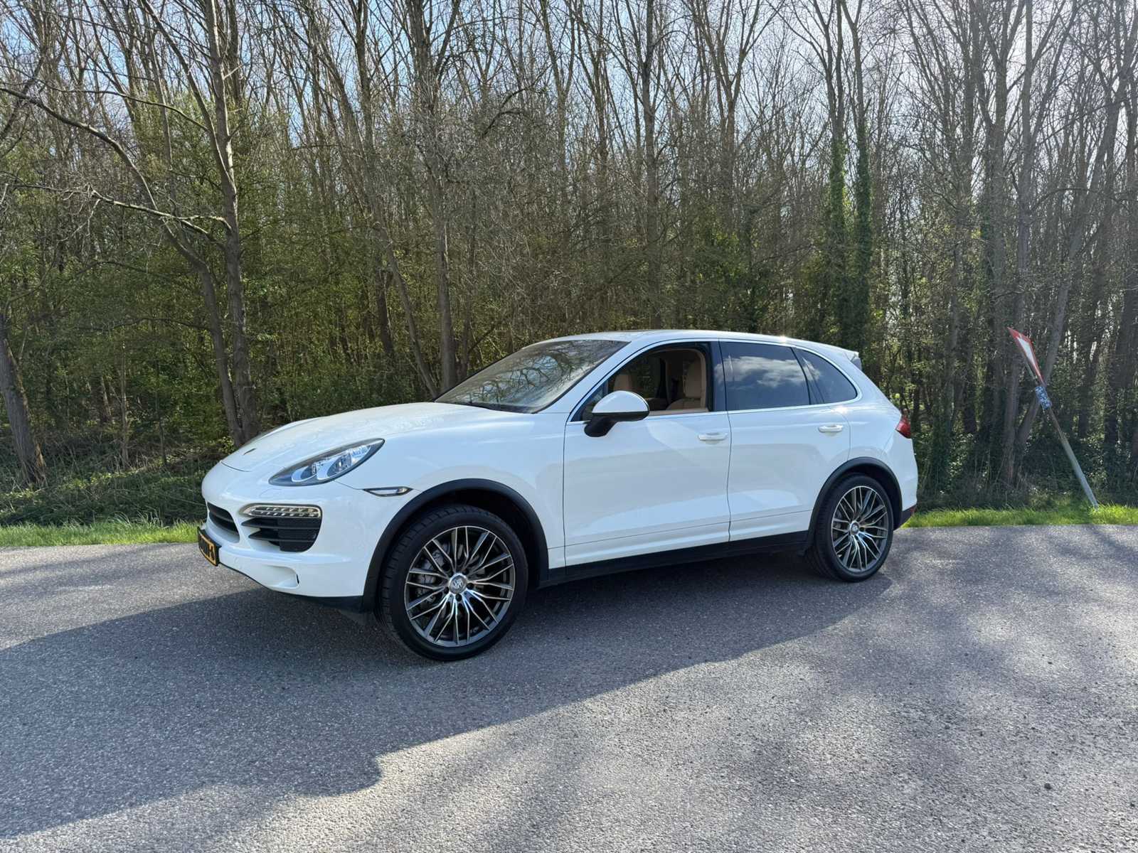 Porsche Cayenne 4.8 S z automatyczną skrzynią biegów; 06-NNV-6