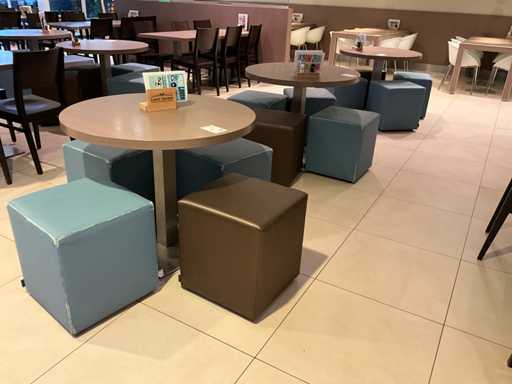 Tavolo ristorante con 4 pouf (8x)