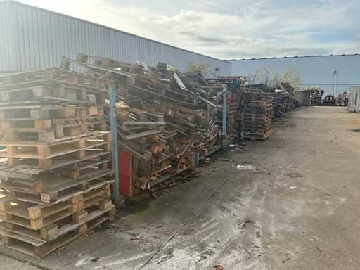 Un lot foarte mare de pale?i de unic? folosin?? ?i alte tipuri de lemn